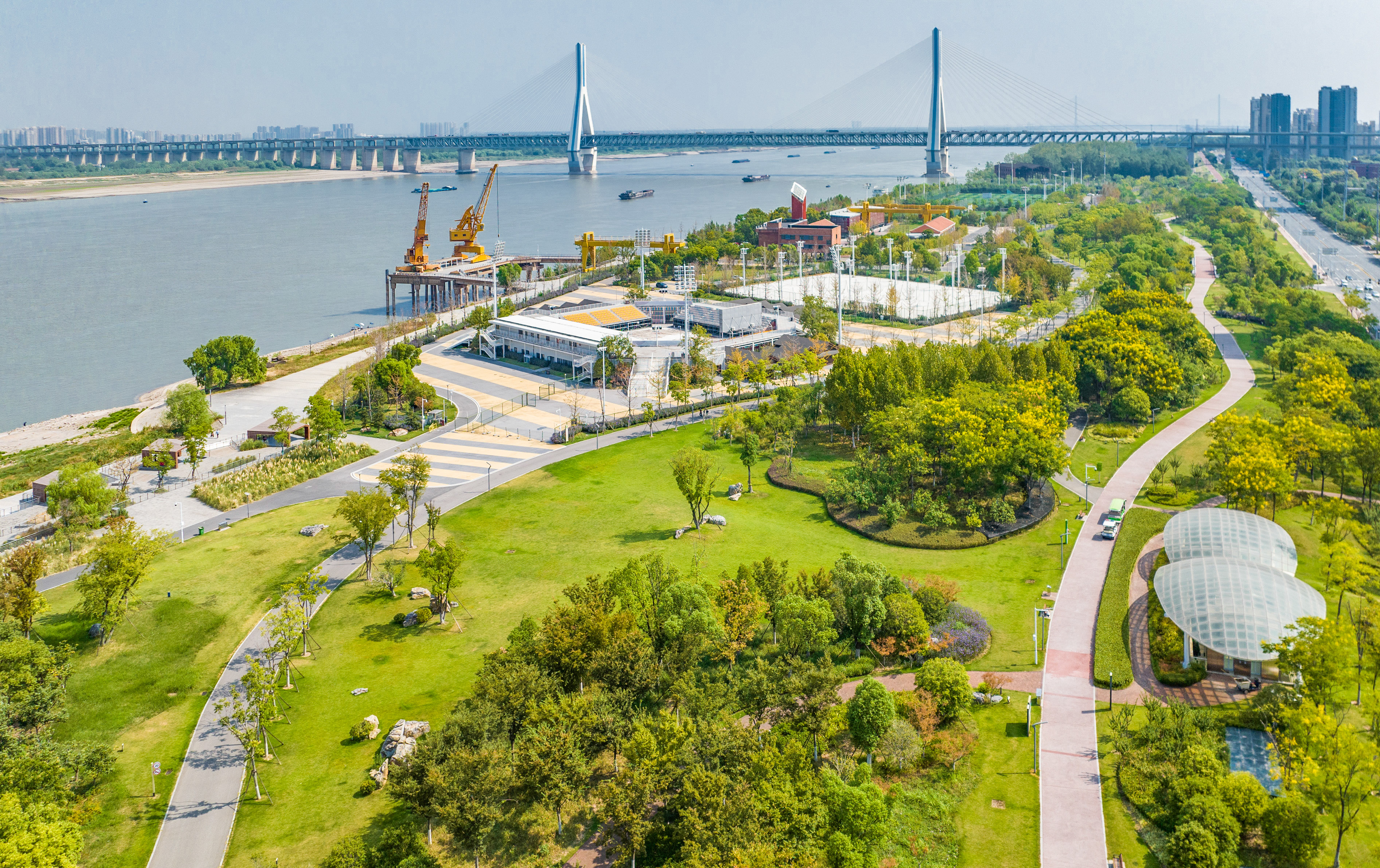 《長江日?qǐng)?bào)》：漫江畫卷入城來